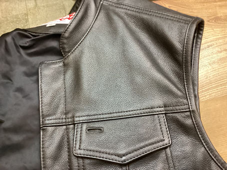 皮のベストにワッペンを縫い付ける！