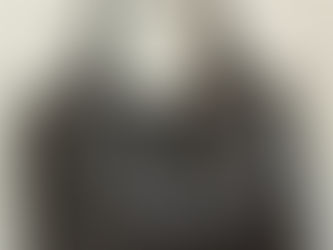 皮のブルゾンをトートバッグ