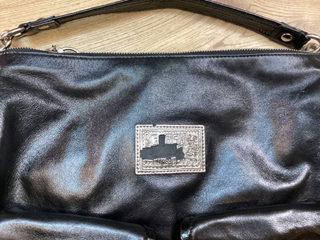 ラベルが破れて，赤い皮に取り替えました。