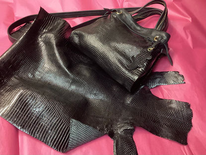 一匹のトカゲからポシェット完成致しました。