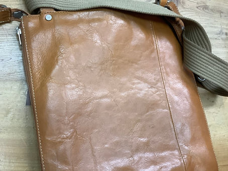 キャメルのバッグをきれいに、致しました。