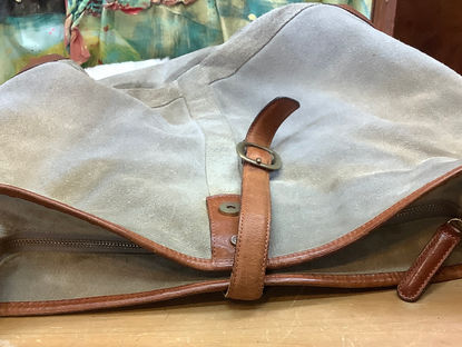 内側が破れたので、皮を張り、修理しました。