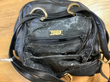 裏がベタベタになり、皮で、取り替えました。