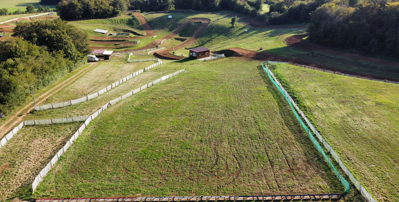Circuit de motocross Uzelle départ