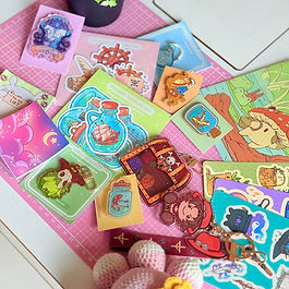 ORI merch studio to artystyczny kącik pełen skarbów w klimatach pirackich, czarowskich i fantastycznych. Znajdziesz tam od naklejek i breloków, poprzez przypinki, notesy, plakaty, aż po maty na twoje małe Dominium (biurko dla niewtajemniczonych) i torby bawełniane na złowione skarby.