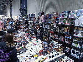 Animecraft to stoisko z bogatą gama gadżetów z świata mangi i anime. Znajdziecie u nas duży wyb ór różnych figurek, Paluszaków, breloków, kubków oraz innych produktów. 