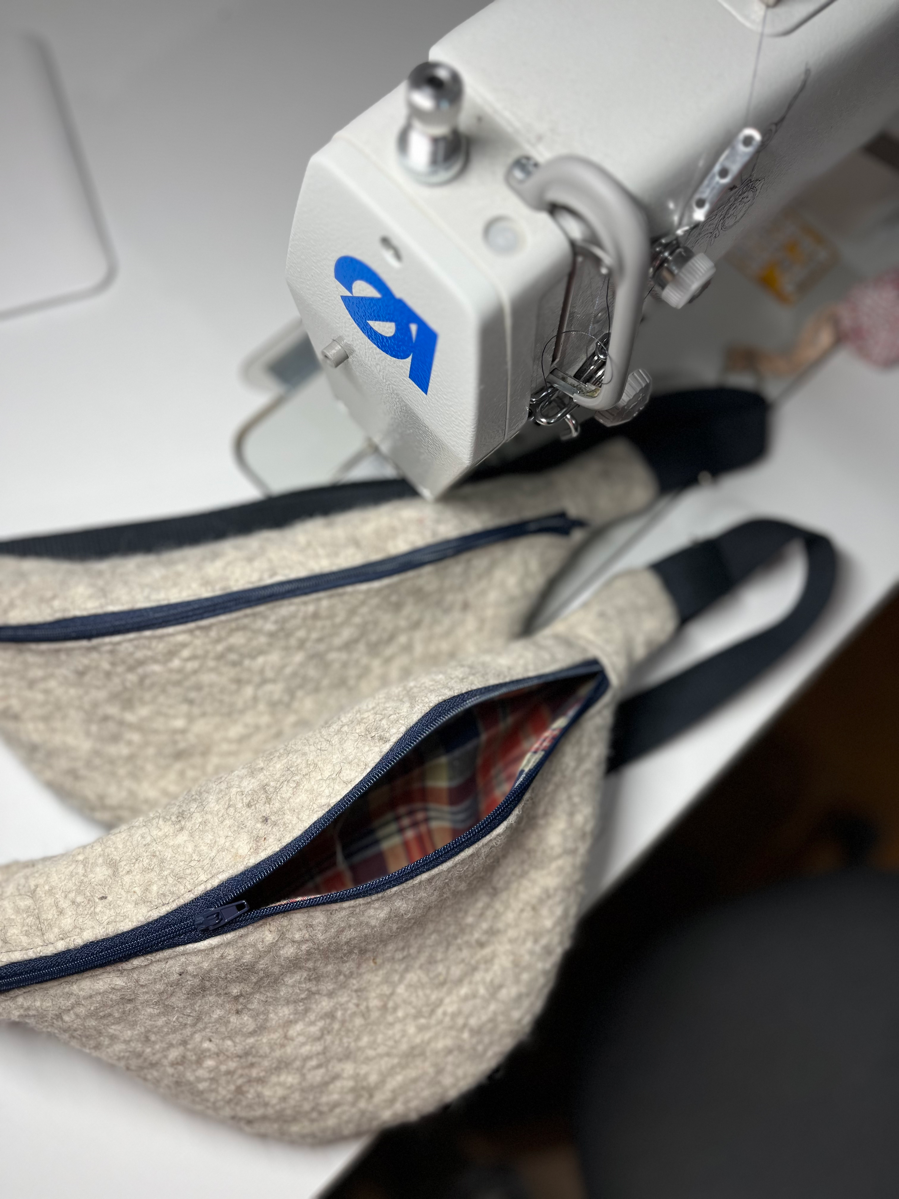 Banane Georgette en feutre gris