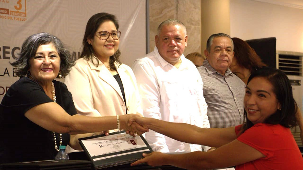 Gobierno de Baja California Sur reconoce al personal administrativo de la SEP por años de servicio