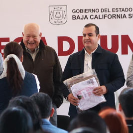 Gobierno de Baja California Sur entrega uniformes a trabajadores de la administración pública