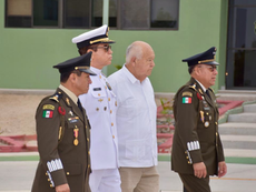 Víctor Castro asiste a la toma de posesión del general César Omar Quinn Ponce como comandante interino de la Tercera Zona Militar