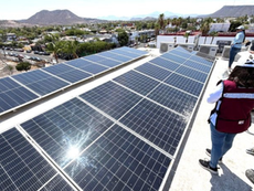 Gobierno de Baja California Sur da mantenimiento a sistemas fotovoltaicos para impulsar la eficiencia energética