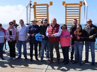 Gobernador Víctor Castro entrega barcaza y camión recolector en Isla Natividad