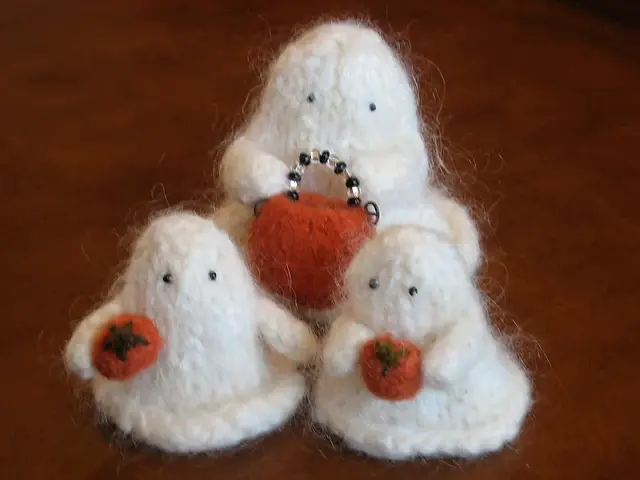 knit small ghosts