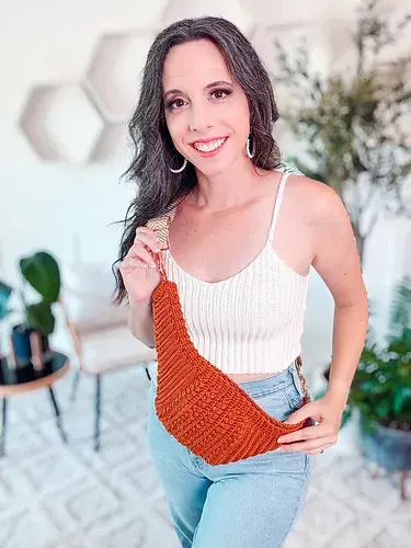 woman modelling crochet crossbody fanny pack bag.