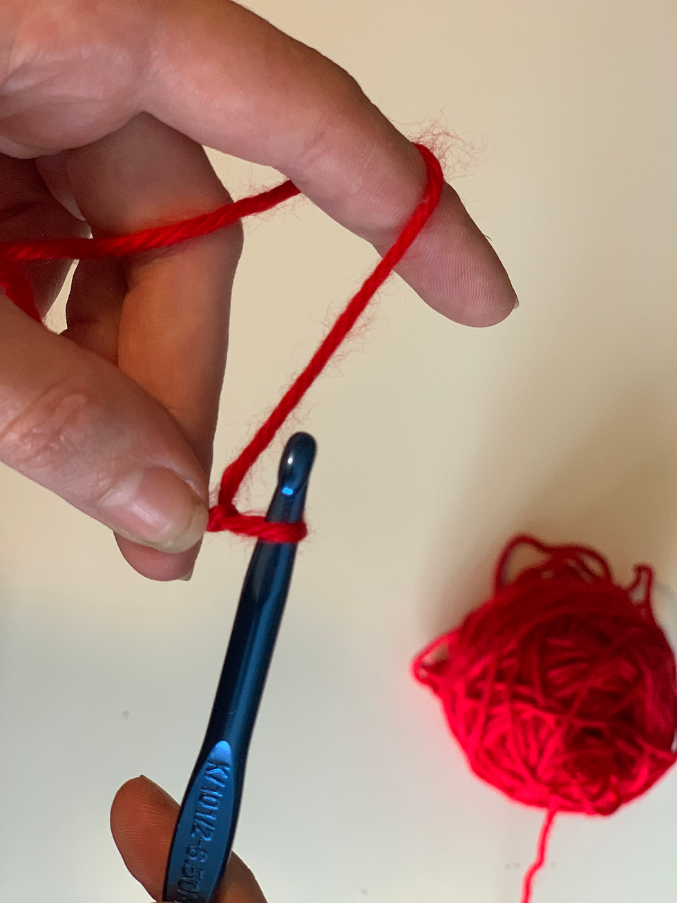 red yarn sample crochet of slip knot