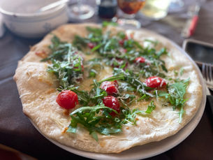 Pizza Bianca with rocket and tomato