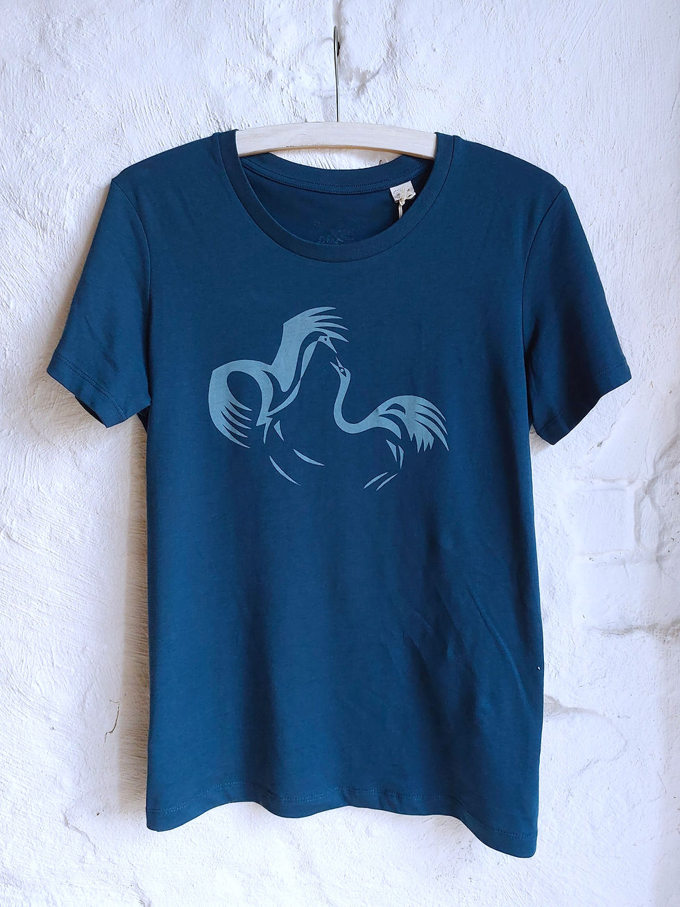 Miniaturbild: tanzende Kraniche auf türkis farbenen Damen T-Shirt bei KüstenLABEL von HAgen Stüdemann