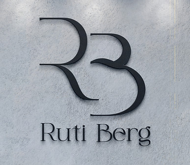 לוגו על קיר.jpg