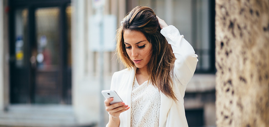 Femme d'affaires en blanc