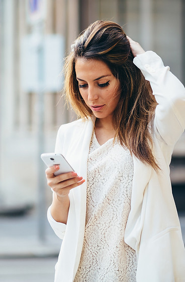 Femme d'affaires en blanc