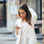 Femme d'affaires en blanc