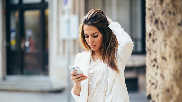 Femme d'affaires en blanc