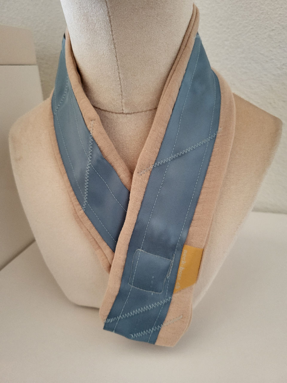 Leider bereits weg - Gazestoff hellbeige mit blauem Band