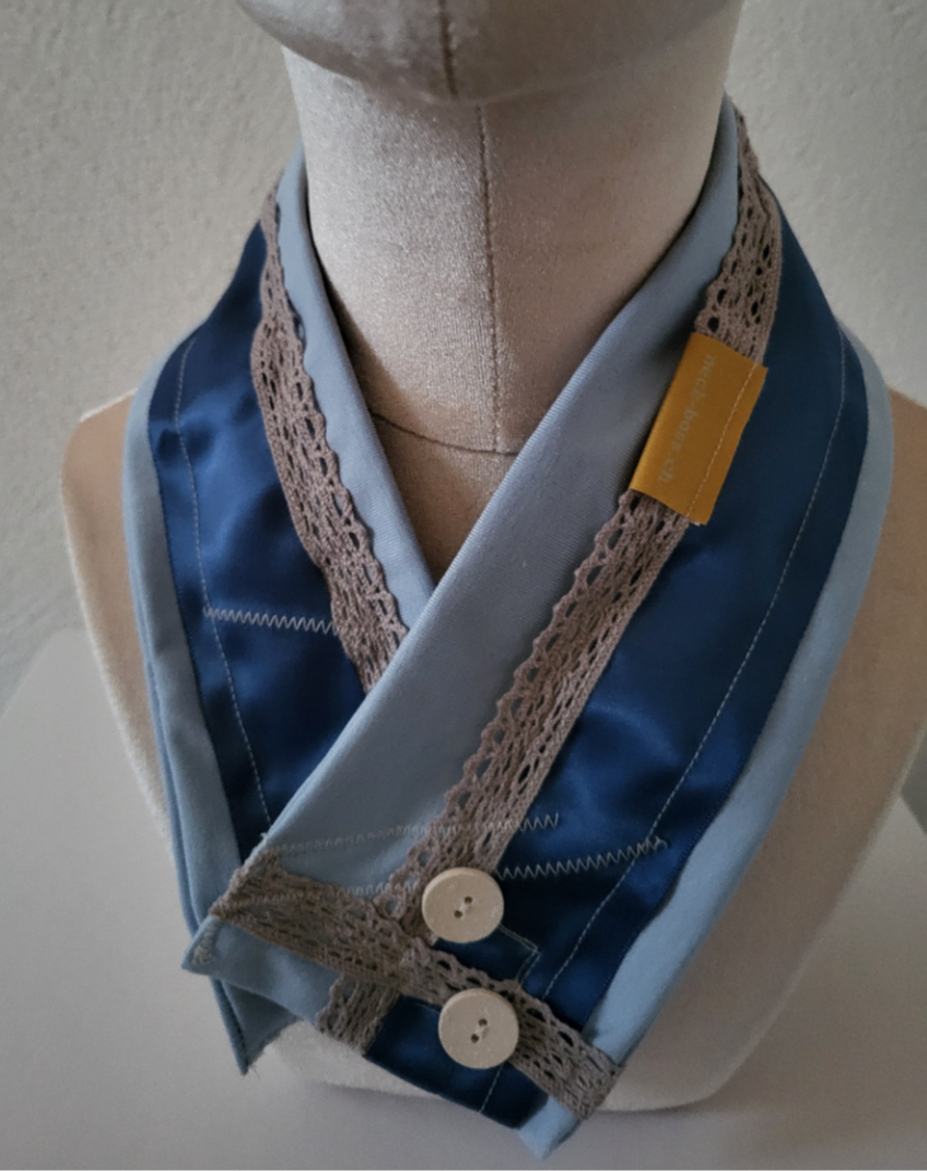 Jerseystoff hellblau mit Geschenkband und Spitzenverzierung