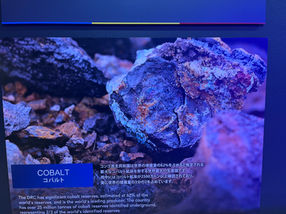 まもなく到着する鉱物原石