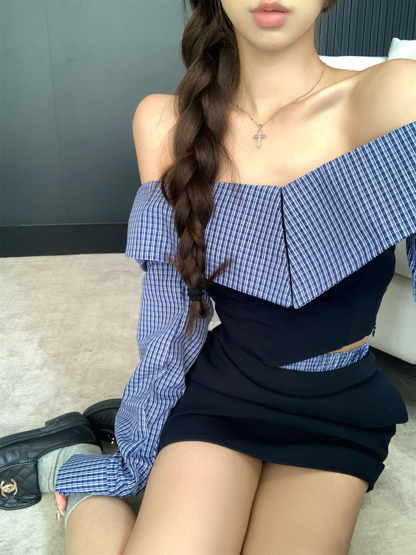 青いチェック柄のパッチワークオフショルダートップとスカート