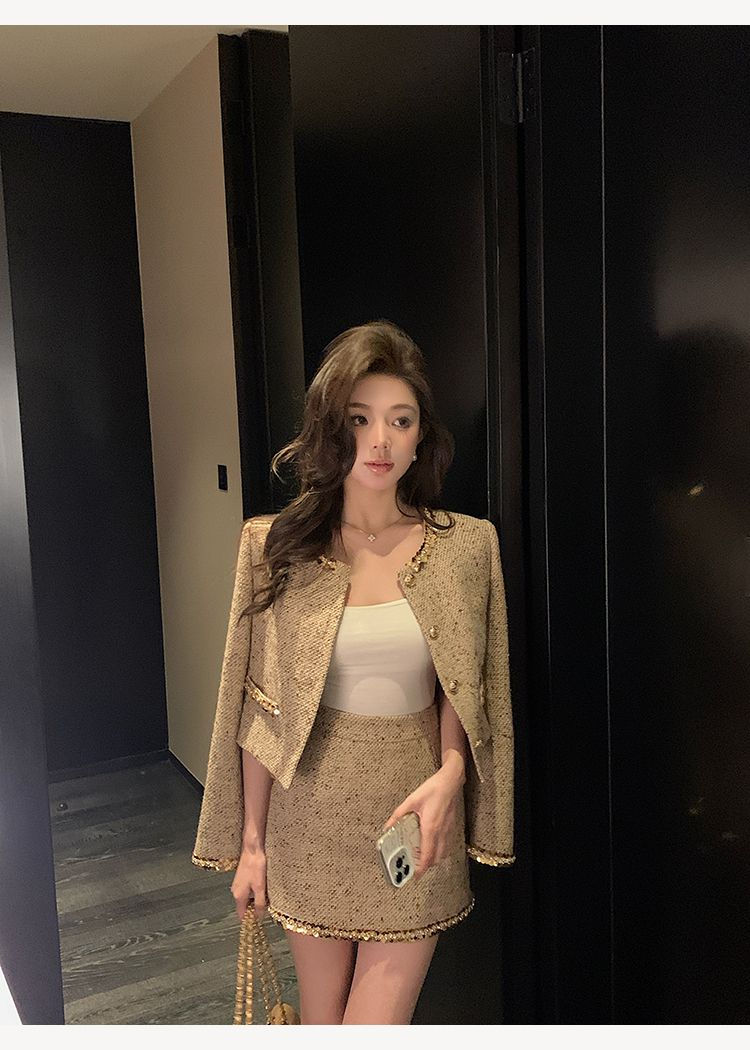 ゴールドのスパンコールがあしらわれたツイードのミニスカート