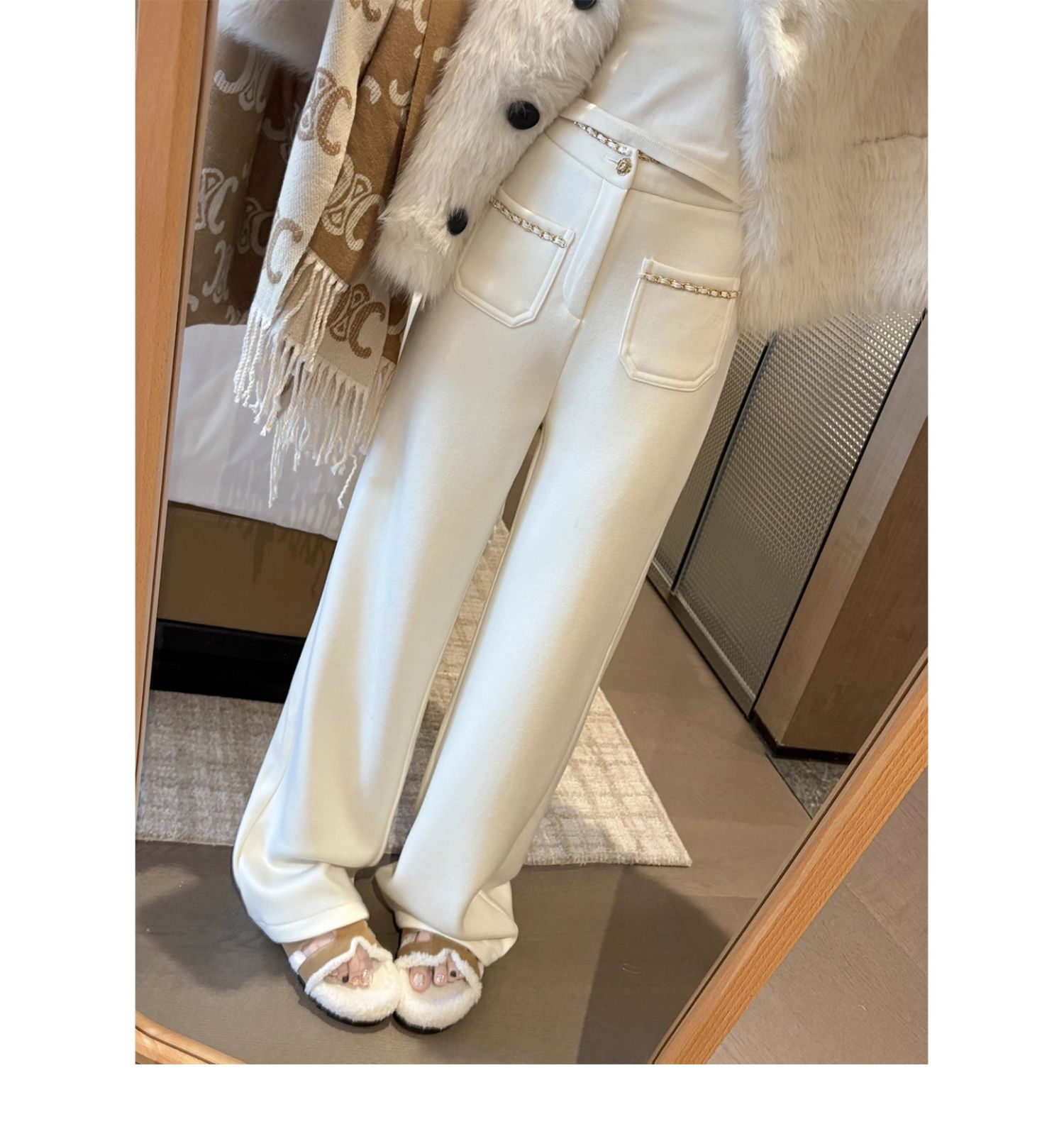 シャネルにインスパイアされた、ハイウエストのストレートレッグワイドパンツ。エレガンスと洗練さを醸し出す一着です。