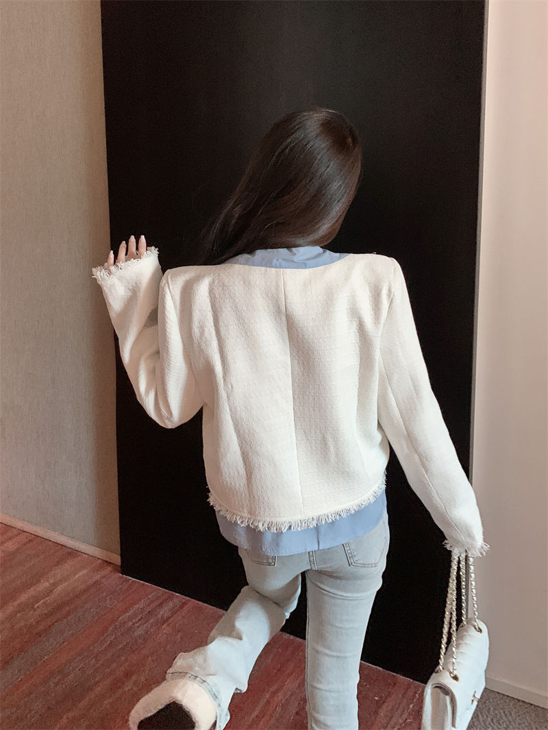 豪華なゴールドボタンとタッセルのショートジャケット