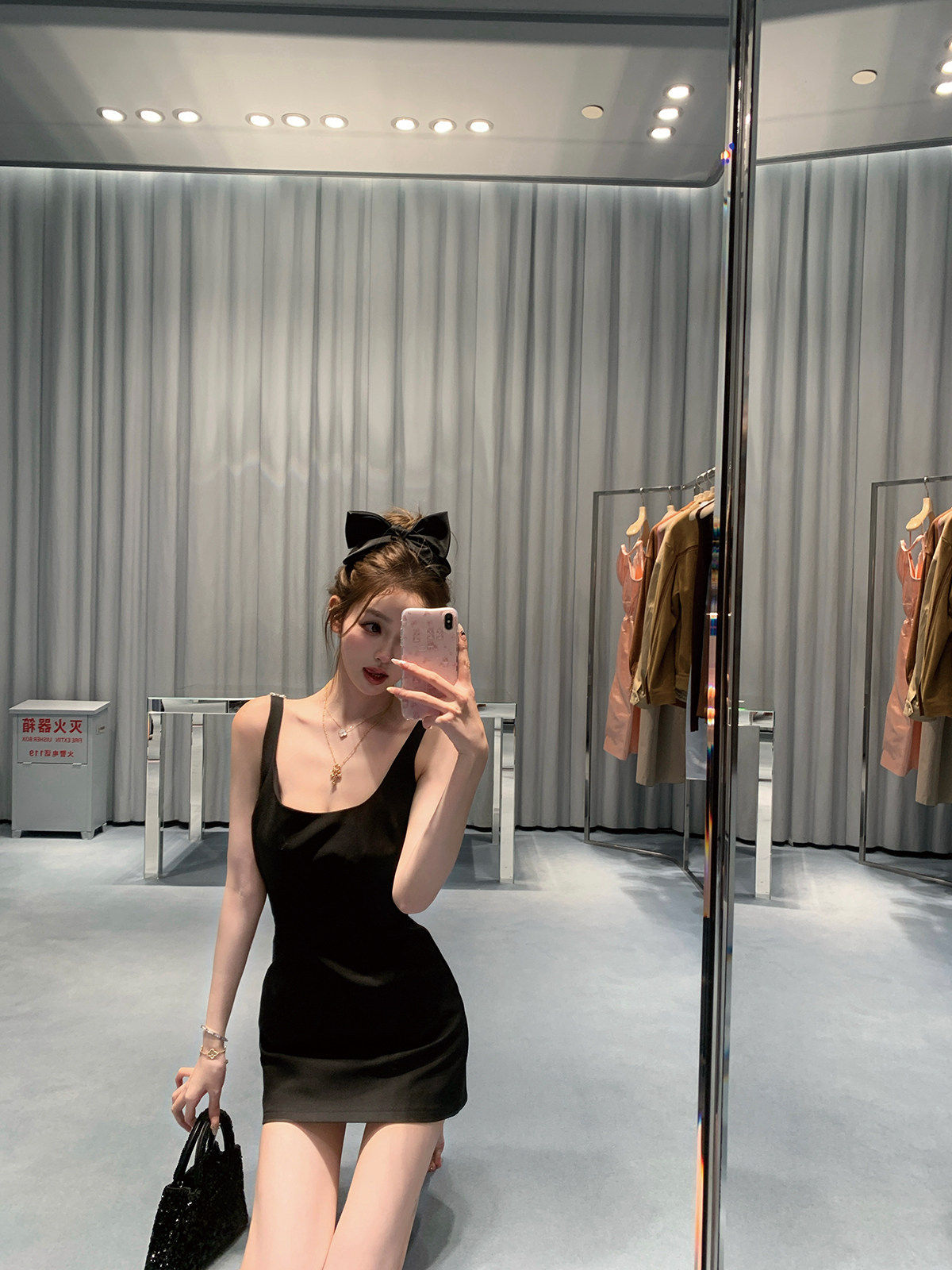 フレンチスタイルのスタッズ付きバックレススリップドレス