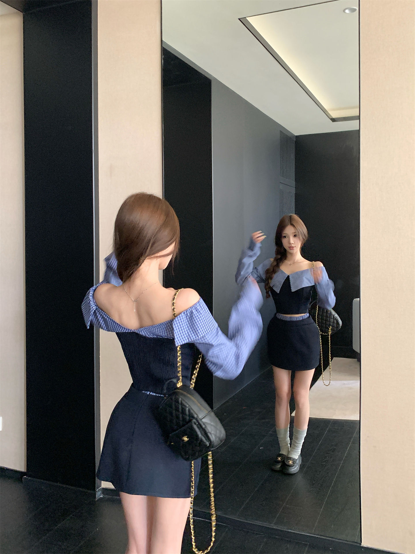 青いチェック柄のパッチワークオフショルダートップとスカート