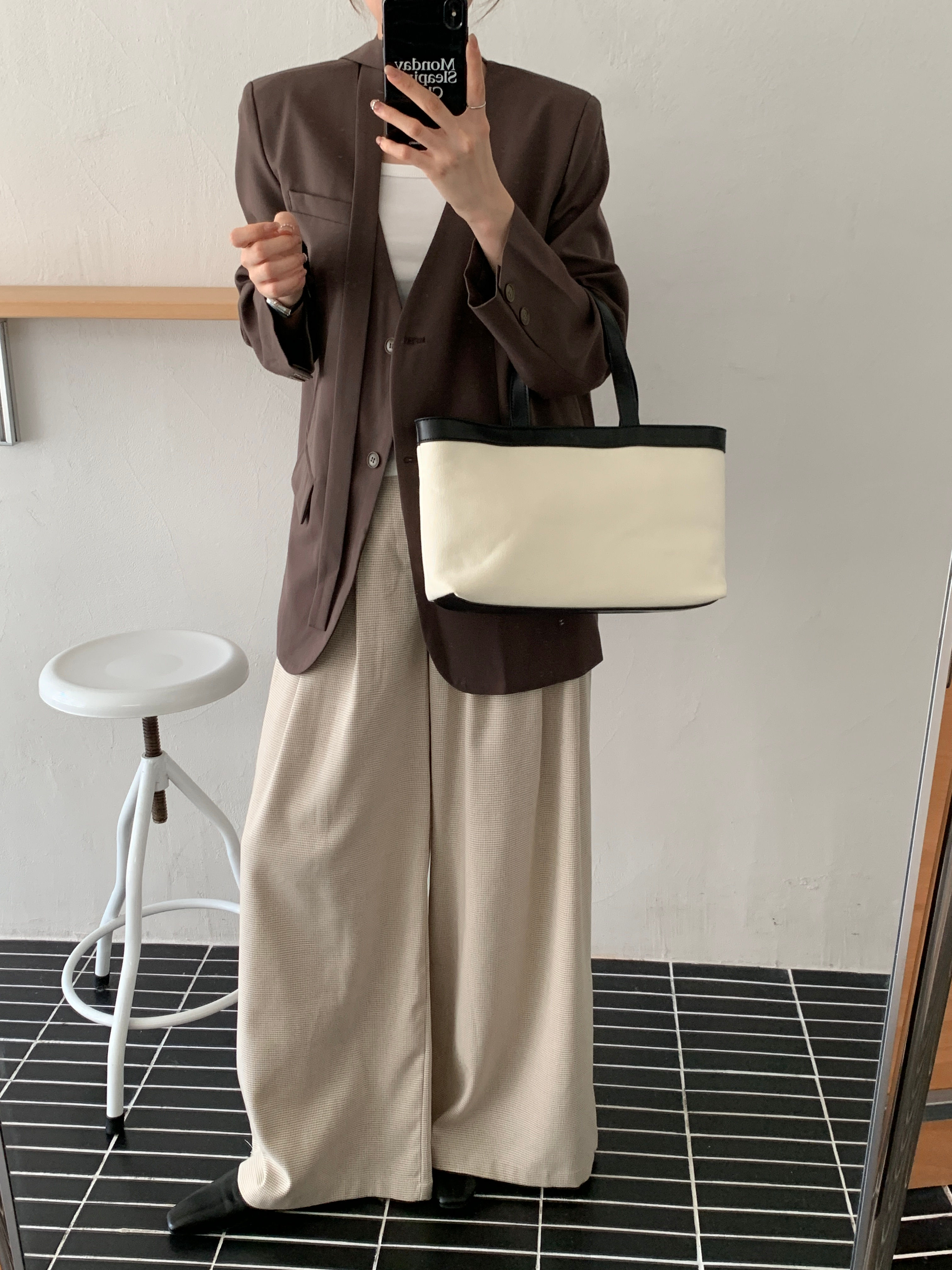 オードリー・ヘプバーン風のゆったりとしたスーツジャケット