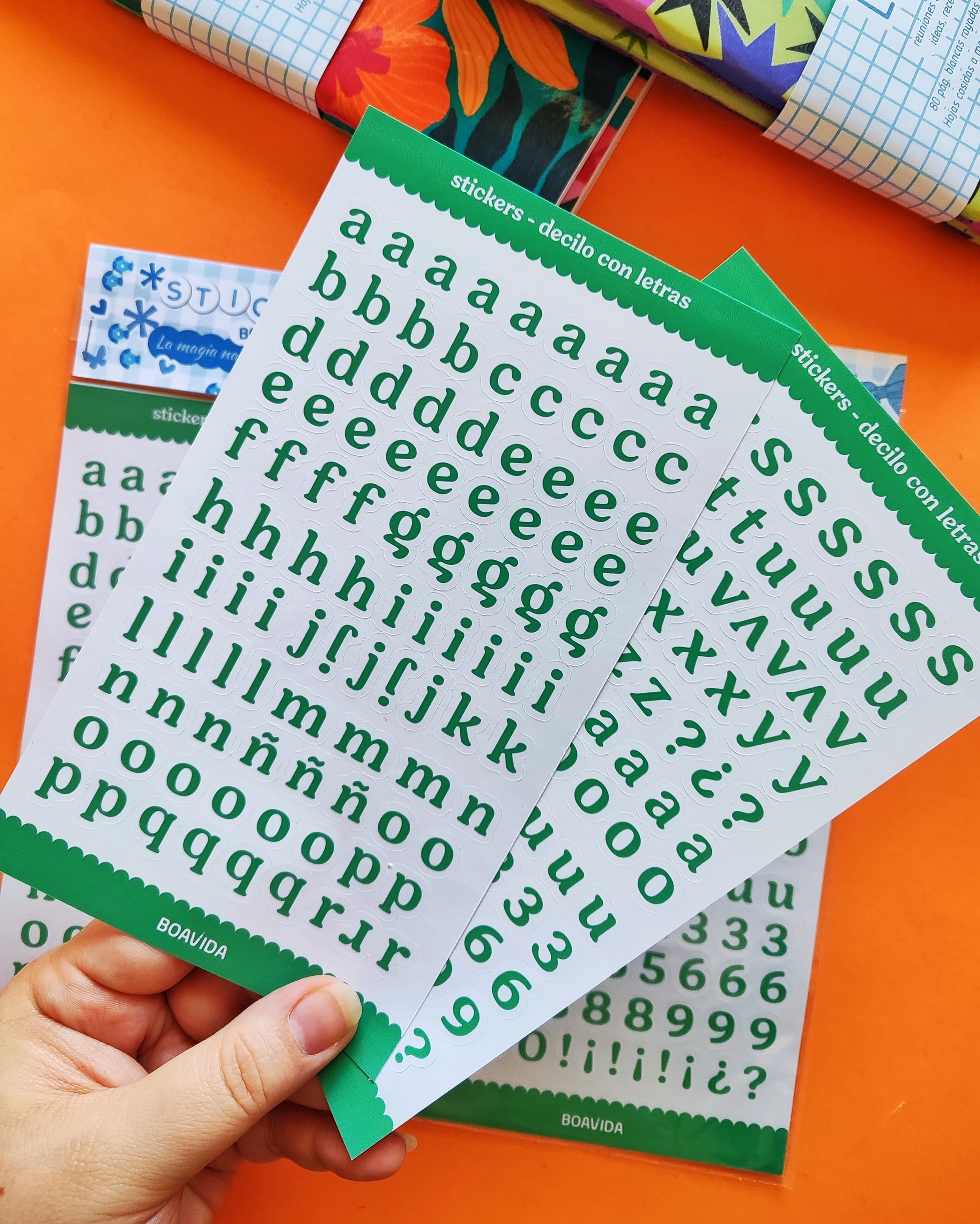 Sticker  " decilo con letras " -  letras de 1 cm verde oscuro