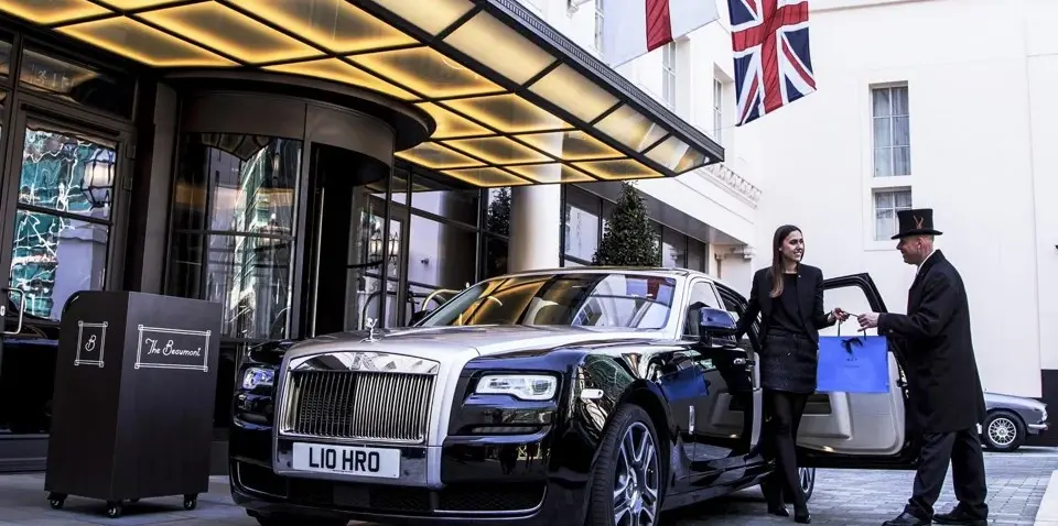 rolls-royce-outside-the-beaumont-with-smythson-bag_w960.webp