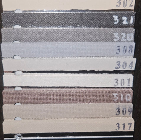 Jaluzelele Plisse Blackout opace de la Atelierul de Plase sunt mai mult decât o soluție estetică și practică pentru controlul luminii. Acestea au un rol semnificativ în economisirea de energie, contribuind la izolarea termică a încăperii și menținerea unei temperaturi constante.

Materialul opac al jaluzelelor acționează ca un scut împotriva căldurii excesive din timpul verii și împotriva pierderii de căldură în timpul iernii, ceea ce te ajută să economisești energie. Aceste jaluzelele sunt excelente pentru orice tip de fereastră, inclusiv pentru camerele expuse la soare direct, care pot deveni foarte fierbinți pe parcursul zilei.

Pe lângă avantajele termice, jaluzelele Plisse Blackout îți oferă și control asupra luminii naturale, permițându-ți să creezi atmosfera dorită în funcție de momentul zilei. Designul pliabil și materialele de calitate superioară le fac extrem de durabile și ușor de utilizat.

Adoptă jaluzelele Plisse Blackout de la Atelierul de Plase pentru a economisi energie, a îmbunătăți confortul termic și a adăuga un element de eleganță locuinței tale.

11. Jaluzelele Plisse Blackout – Estetică și Performanță pentru Locuința Ta
La Atelierul de Plase, jaluzelele Plisse Blackout opace sunt concepute pentru a îmbina estetica și performanța, oferindu-ți o soluție ideală pentru orice tip de fereastră. Aceste jaluzelele sunt realizate dintr-un material special, care nu doar că blochează complet lumina, dar îți permite să controlezi cu ușurință intensitatea luminii din fiecare cameră.

Fiecare jaluzea Plisse Blackout este fabricată cu o atenție deosebită la detalii, garantând un produs de calitate superioară care va adăuga un plus de eleganță casei tale. Materialul opac ajută nu doar la protejarea intimității, dar și la reducerea consumului de energie, contribuind la menținerea unei temperaturi constante în interior.

Designul pliabil al jaluzelelor le face ușor de instalat și de utilizat, iar varietatea de culori și texturi disponibile îți permite să alegi modelul care se potrivește perfect cu stilul decorativ al locuinței tale. Aceste jaluzelele sunt perfecte atât pentru case moderne, cât și pentru cele cu un decor mai clasic.

Indiferent de stilul tău, jaluzelele Plisse Blackout de la Atelierul de Plase sunt soluția ideală pentru a îmbunătăți confortul, estetica și funcționalitatea oricărei camere.

12. Jaluzelele Plisse Blackout – Un Plus de Confort pentru Birou
Transformă-ți biroul într-un spațiu confortabil și eficient cu ajutorul jaluzelelor Plisse Blackout opace de la Atelierul de Plase. Aceste jaluzelele sunt ideale pentru a bloca lumina excesivă care poate deranja atunci când lucrezi la calculator sau atunci când ai nevoie de o iluminare ambientală mai controlată.

Materialul opac al jaluzelelor Plisse Blackout ajută la menținerea unei atmosfere calme și concentrate, reducând reflexiile și strălucirea care pot afecta productivitatea. De asemenea, aceste jaluzelele sunt perfecte pentru a crea un mediu privat, protejându-te de privirile curioase ale celor din exterior și îmbunătățind intimitatea în biroul tău.

Designul pliabil și mecanismul ușor de manevrat fac ca jaluzelele Plisse Blackout să fie extrem de func






