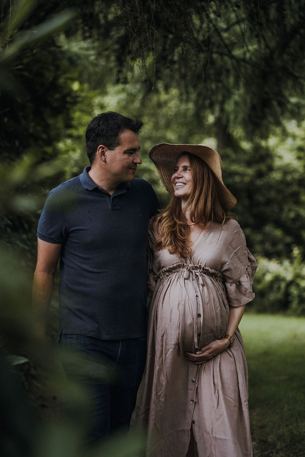 Babybauch Shooting in Wuppertal im Wald mit dem Partner, Schwangere trägt wallendes Kleid und Hut