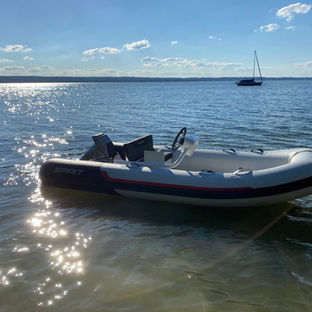 Weißes Schlauchboot im seichten Wasser