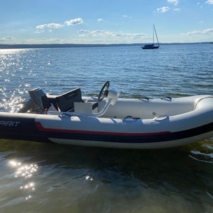 Sportboot fährt über Wasser, spritzt