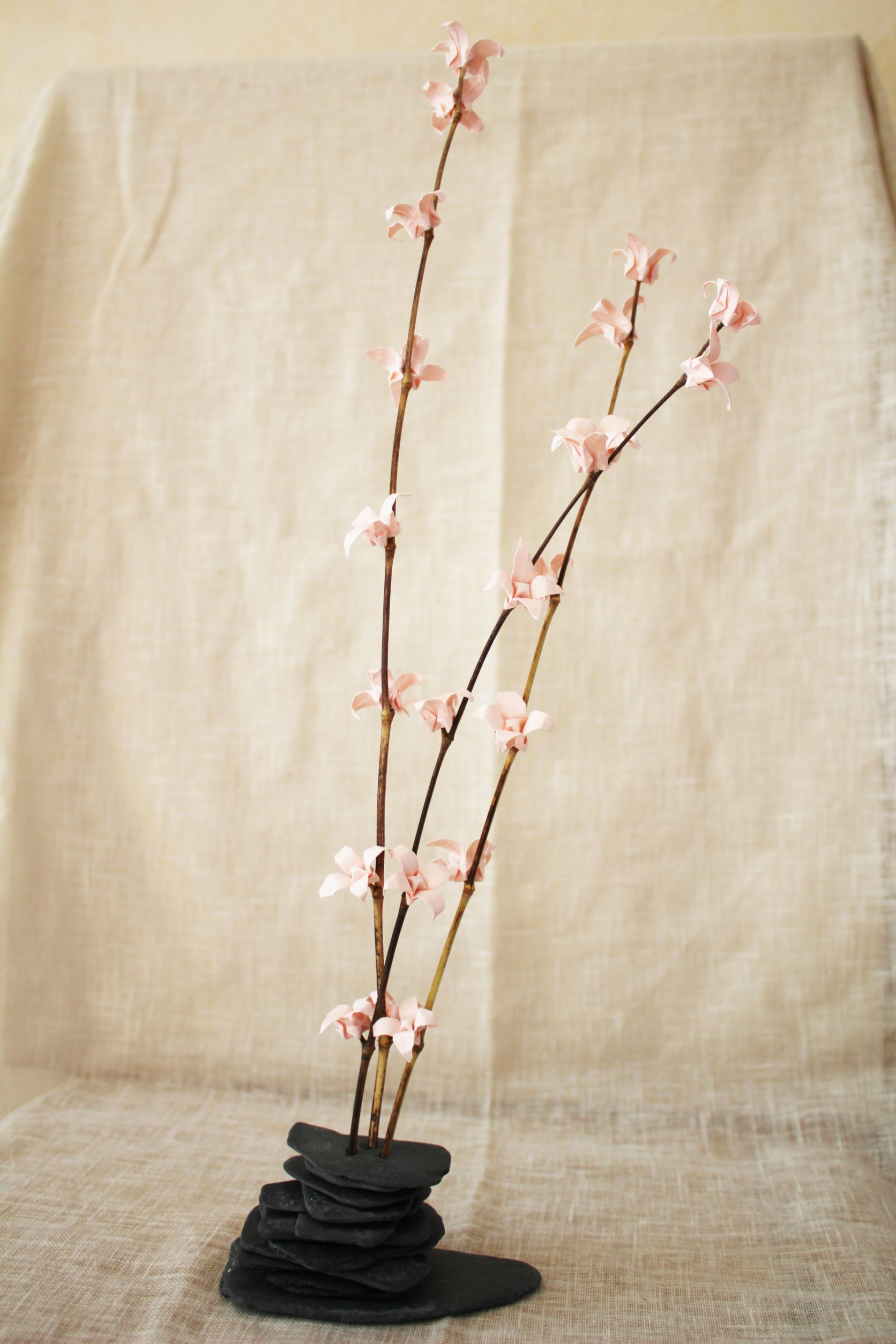 3 tiges rose sur ardoise
