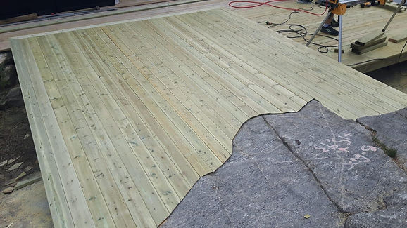 Träaltan med trall monterad i nivå mot berg