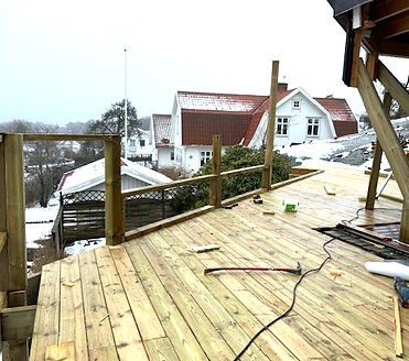 Vi bygger en helt komplett altan från grunden.