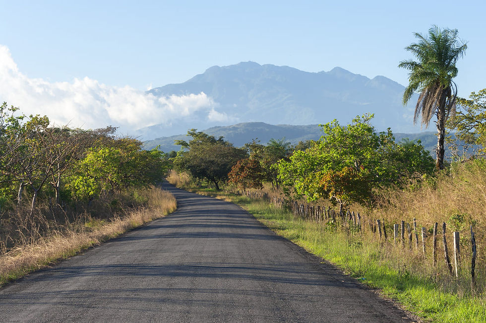 Strasse in Panama mit Blick auf den Vulkan Baru in Chiriqui