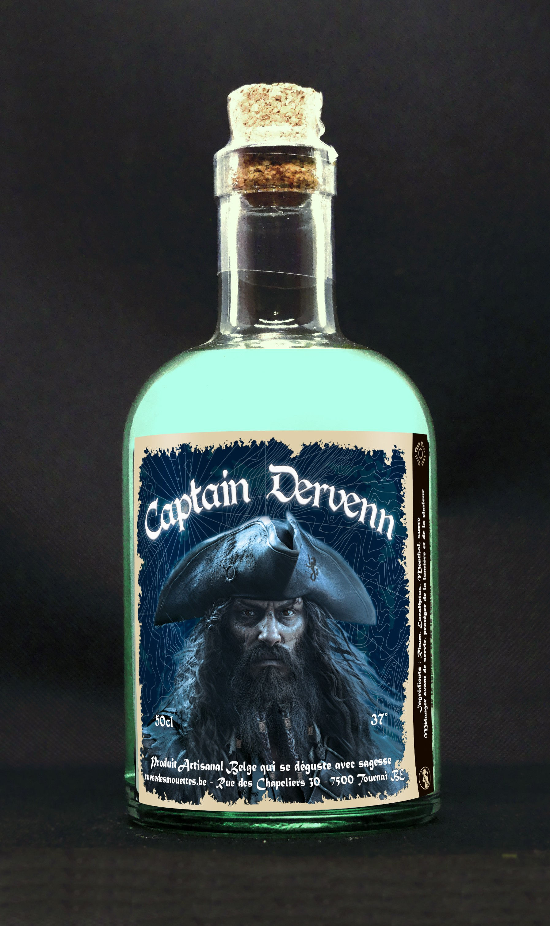 Bouteille de Captain Dervenn 37° avec son alcool de plantes, liquide vert.