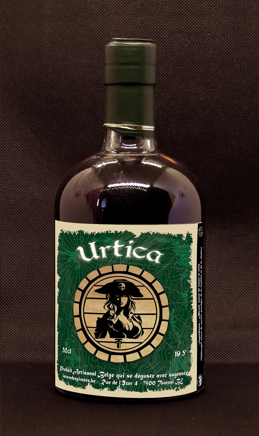 Bouteille Urtica avec texte vert et logo, Urtica 19,5°, sur fond sombre.