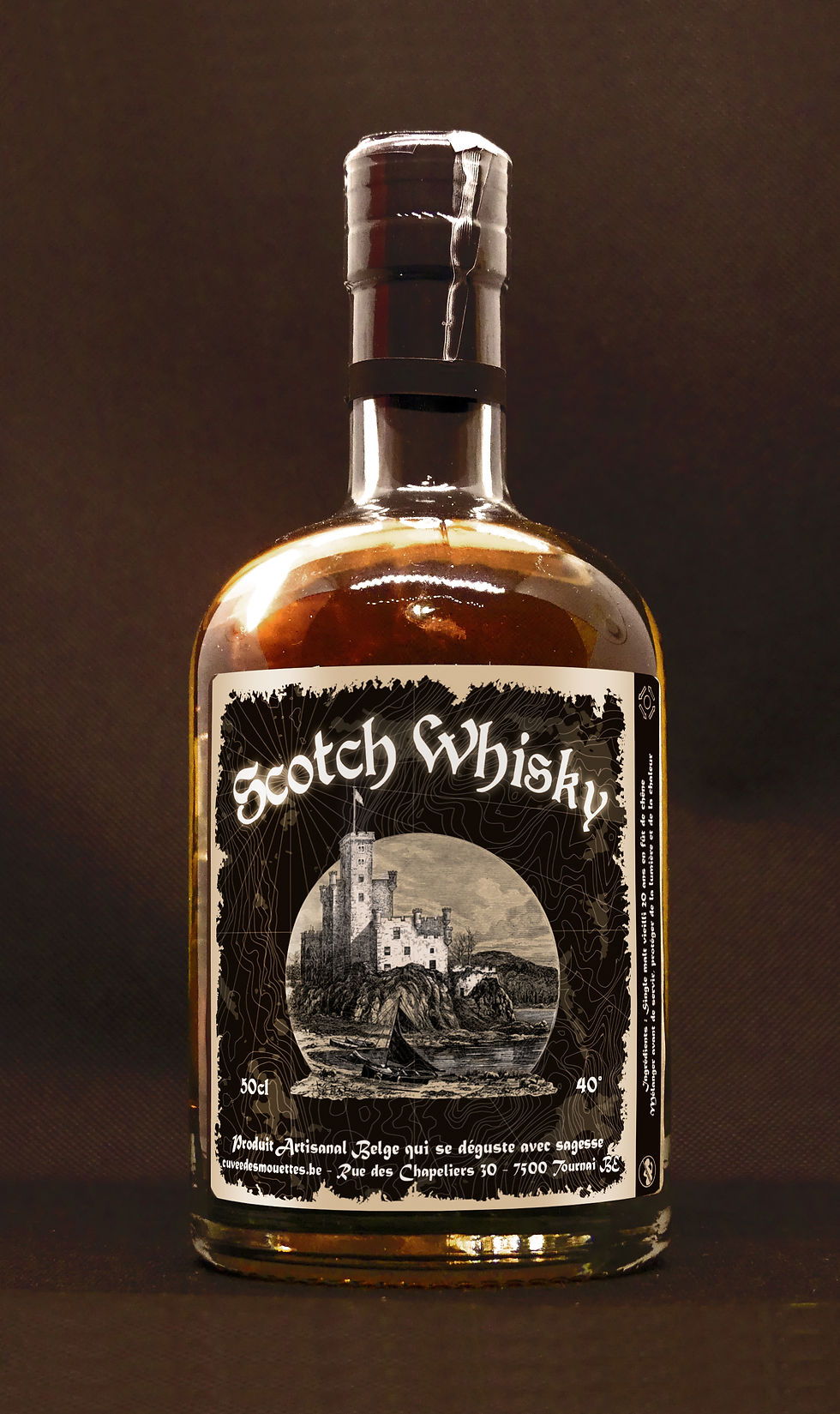 Bouteille de Scotch Whisky avec étiquette, Scotch Whisky 40°, fond brun sombre.