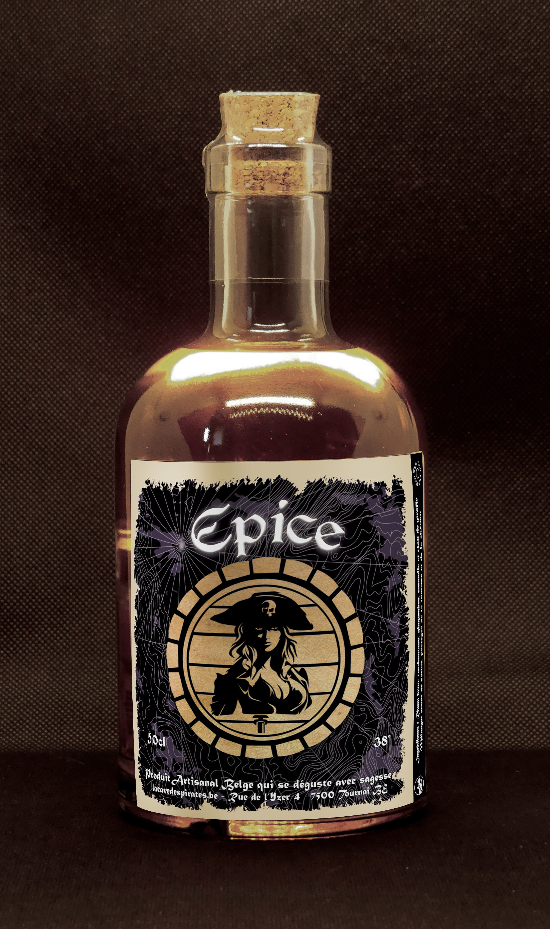 Bouteille de potion avec étiquette "Epice" et personnage, sur fond marron.